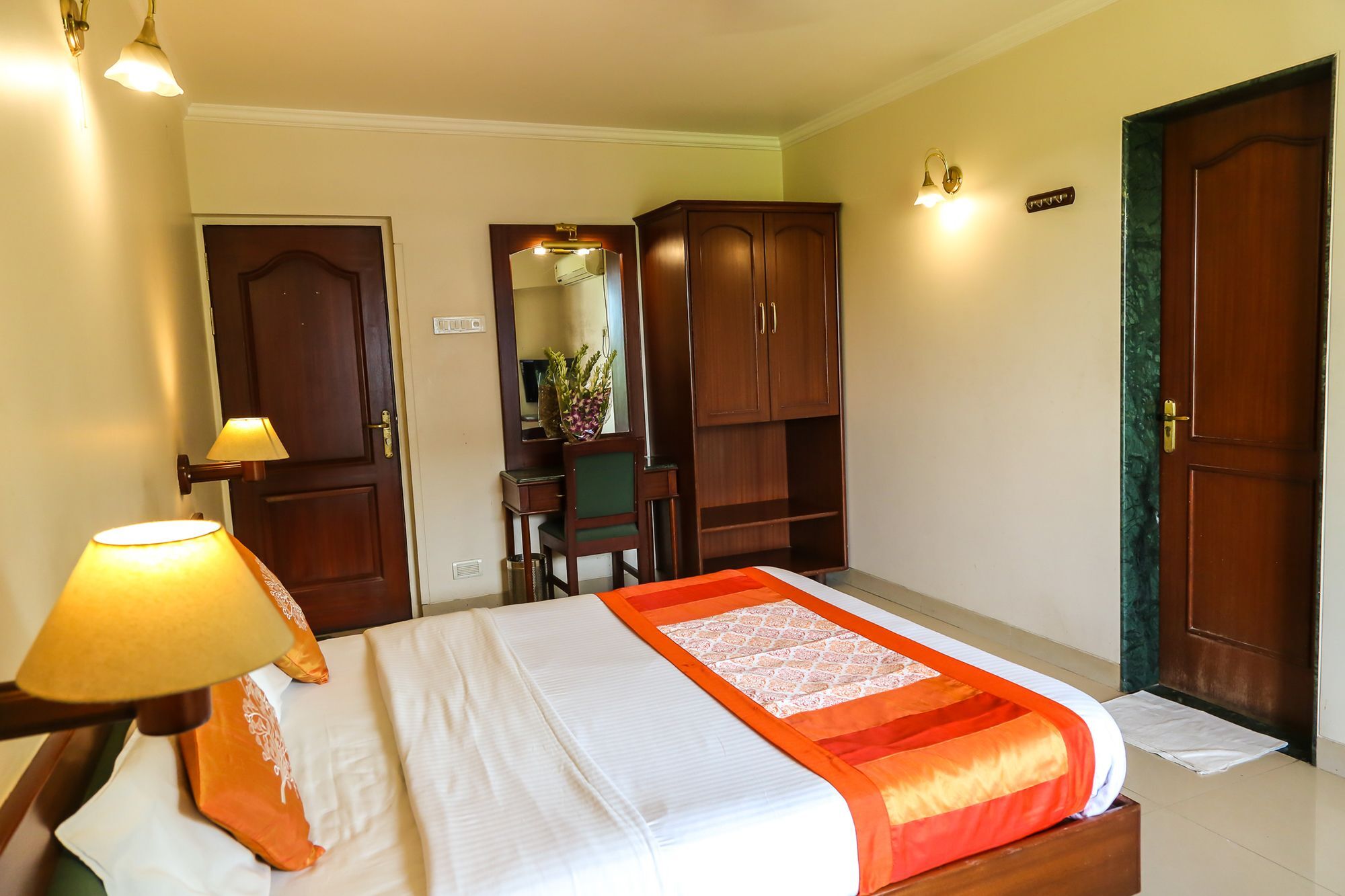 פונה Hotel Lotus מראה חיצוני תמונה